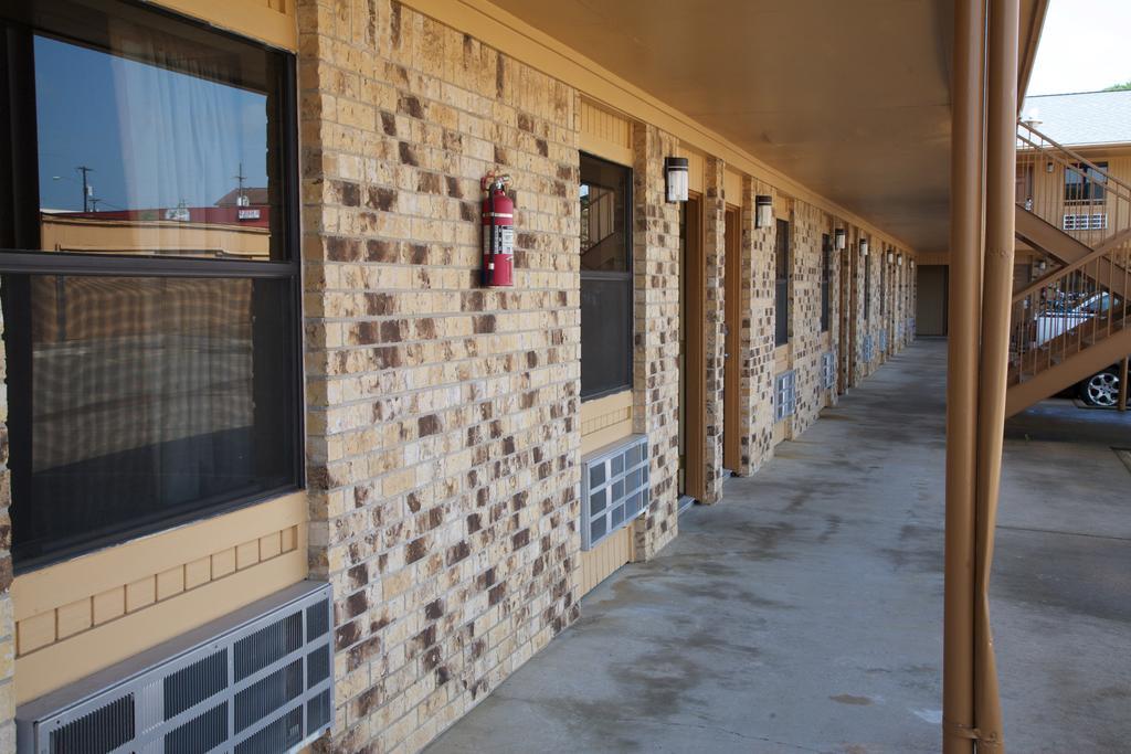 Coach Light Inn Brenham Exterior photo